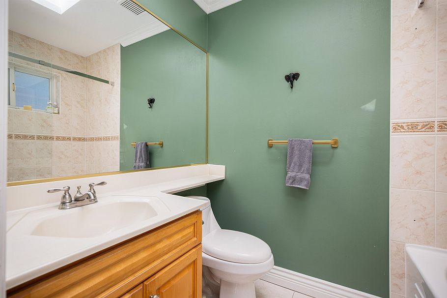 228 W Kings Road North Vancouver, BC - 26