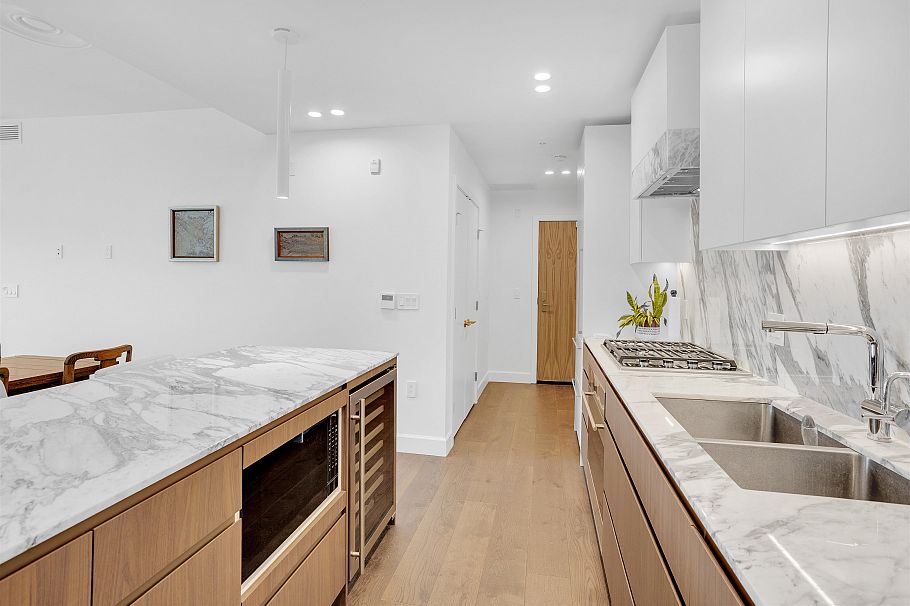 307 3668 W 10th Avenue Vancouver, BC - 2