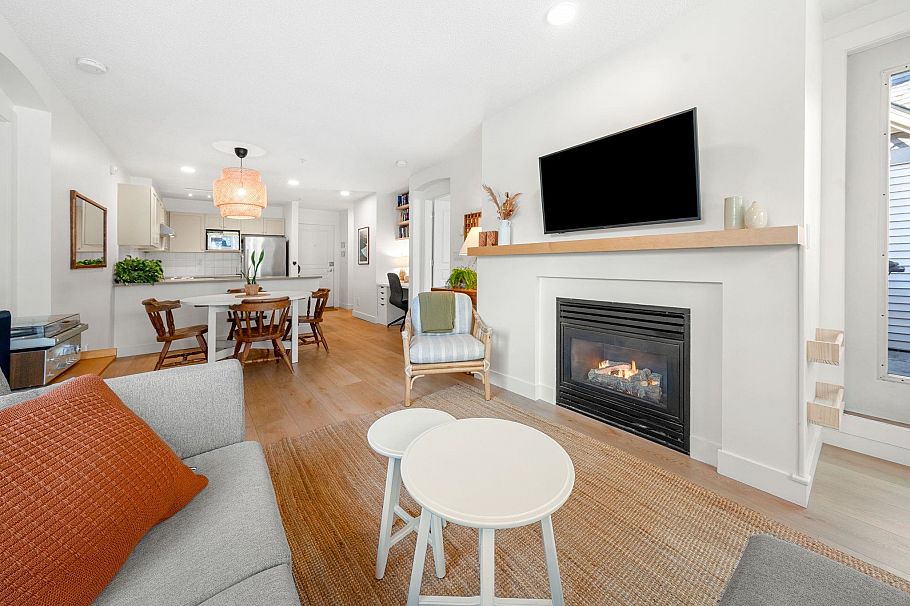 301 333 E 1st Street North Vancouver, BC - 3