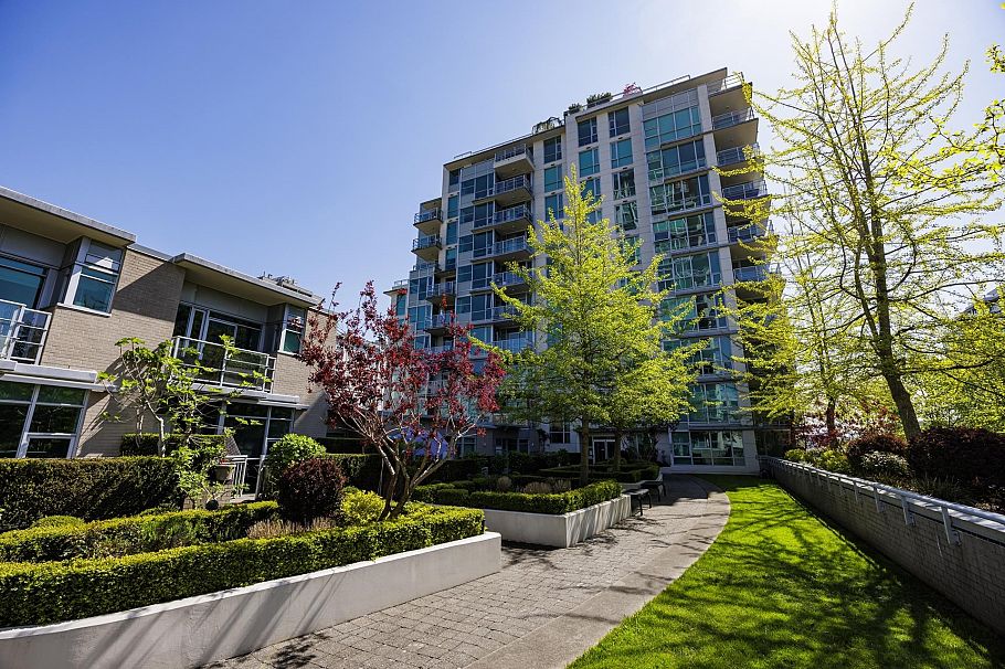 303 168 E Esplanade North Vancouver, BC - 22