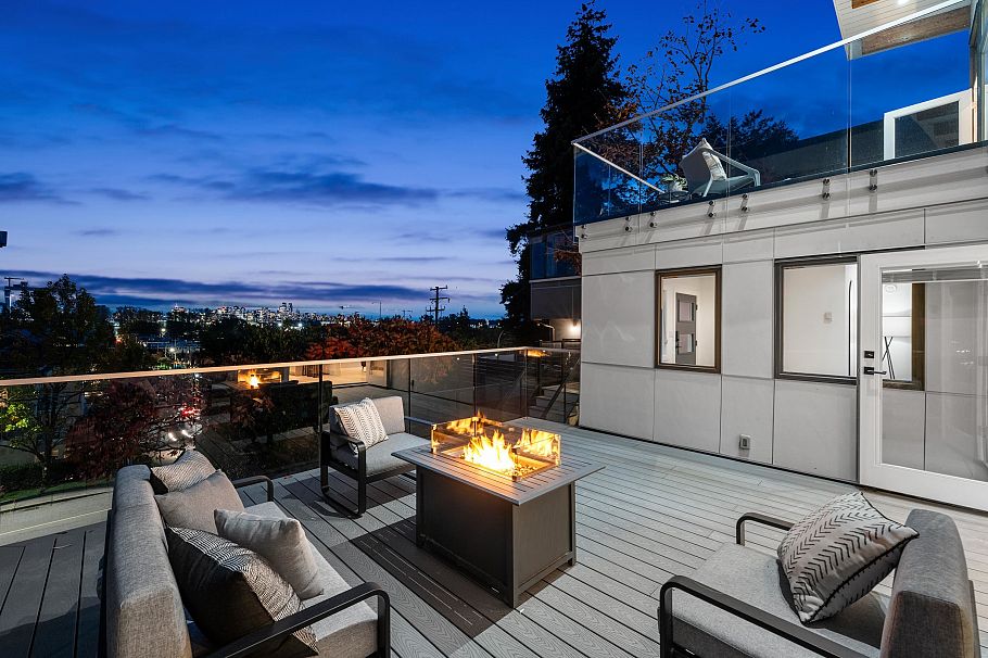 1140 W 17 Street North Vancouver, BC - 24
