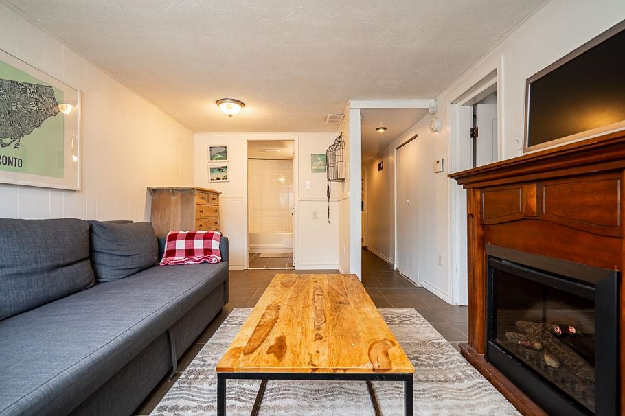 1623 E 12th Avenue Vancouver, BC - 25