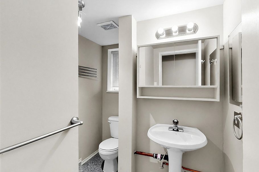 245 W 63rd Avenue Vancouver, BC - 8