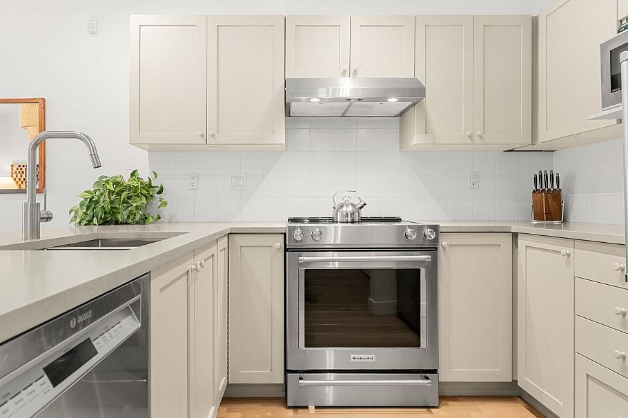 301 333 E 1st Street North Vancouver, BC - 13