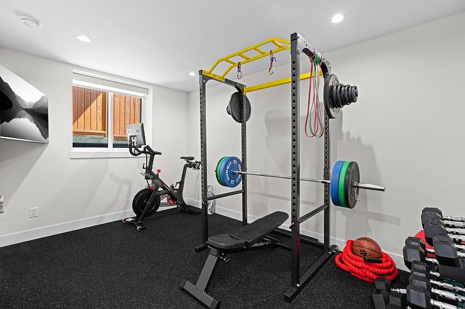 215 E 22nd Street North Vancouver, BC - 24