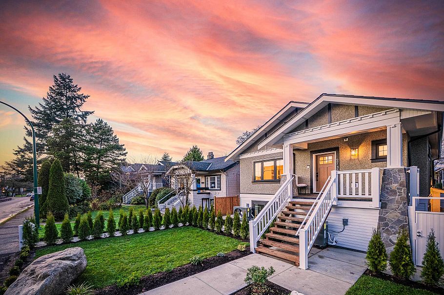 1 2735 W 8th Avenue Vancouver, BC - 1