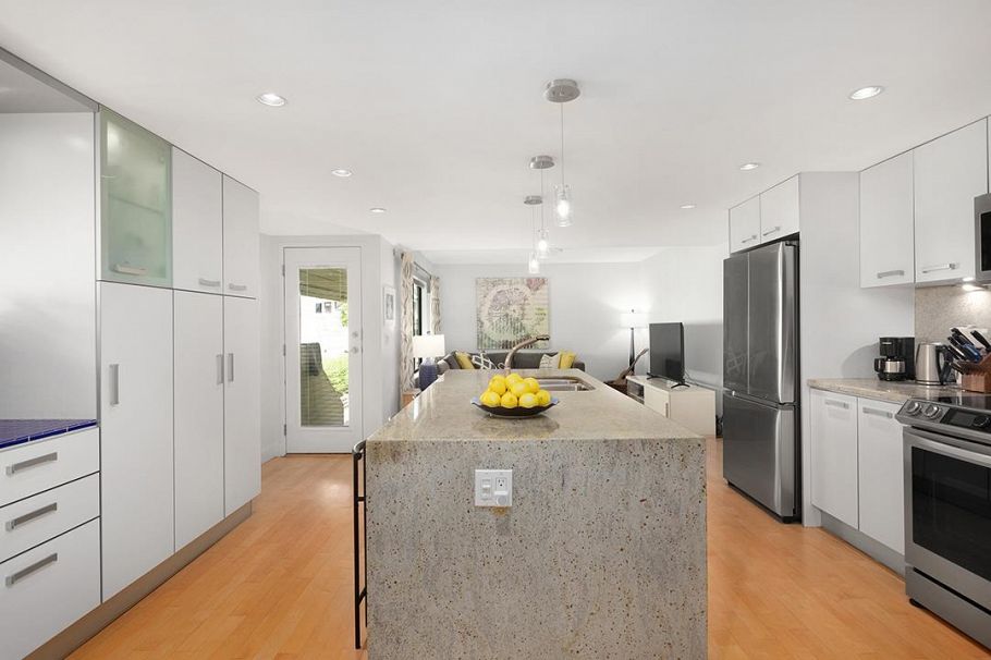 805 W 14th Avenue Vancouver, BC - 14