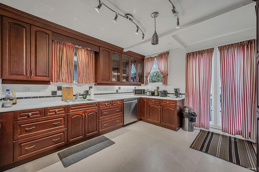 3174 W 10th Avenue Vancouver, BC - 18