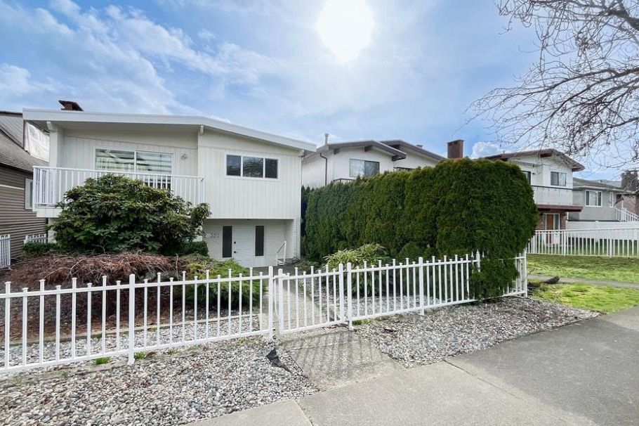320 E 57th Avenue Vancouver, BC - 1
