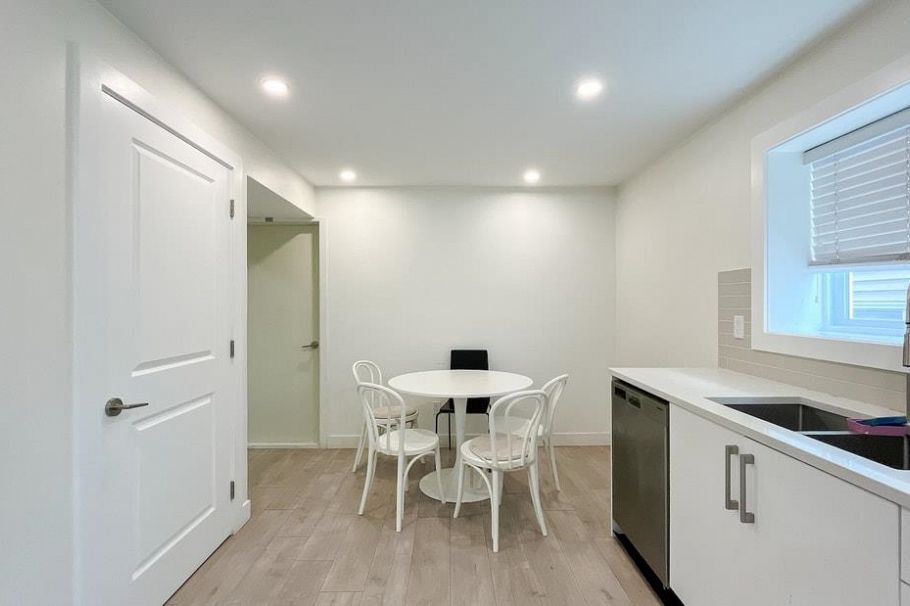 320 E 57th Avenue Vancouver, BC - 32