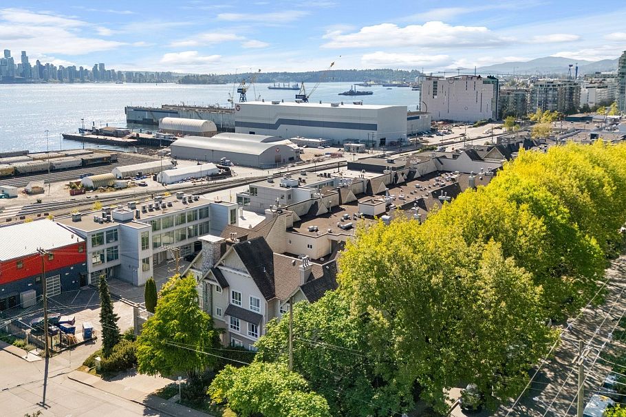 303 365 E 1st Street North Vancouver, BC - 24