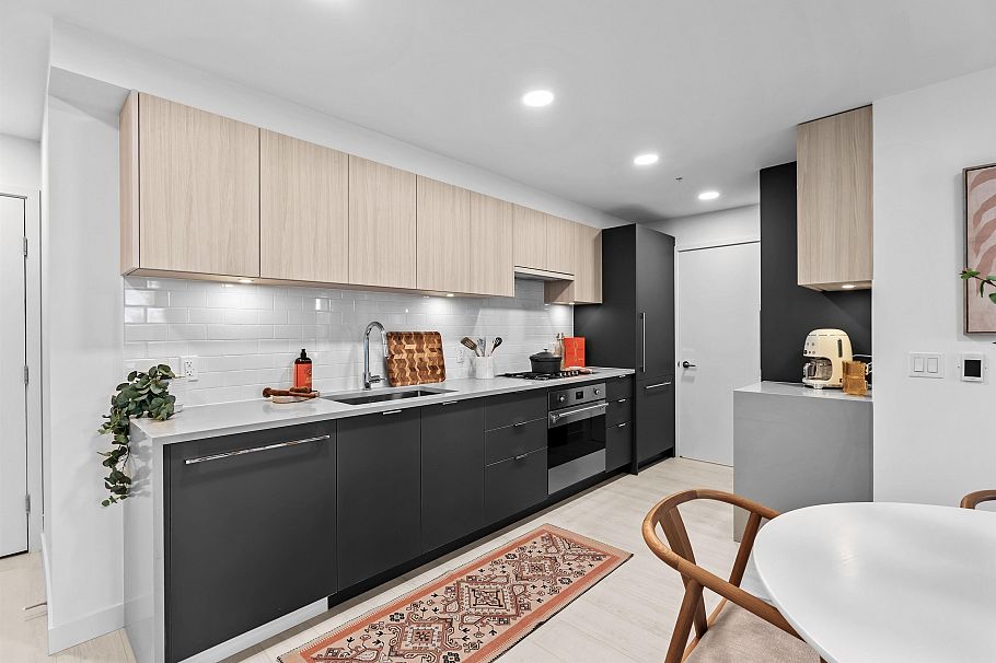 303 2419 Grant Street Vancouver, BC - 4
