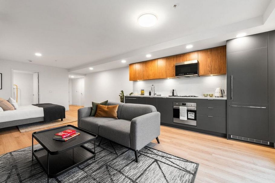 307 2419 Grant Street Vancouver, BC - 3