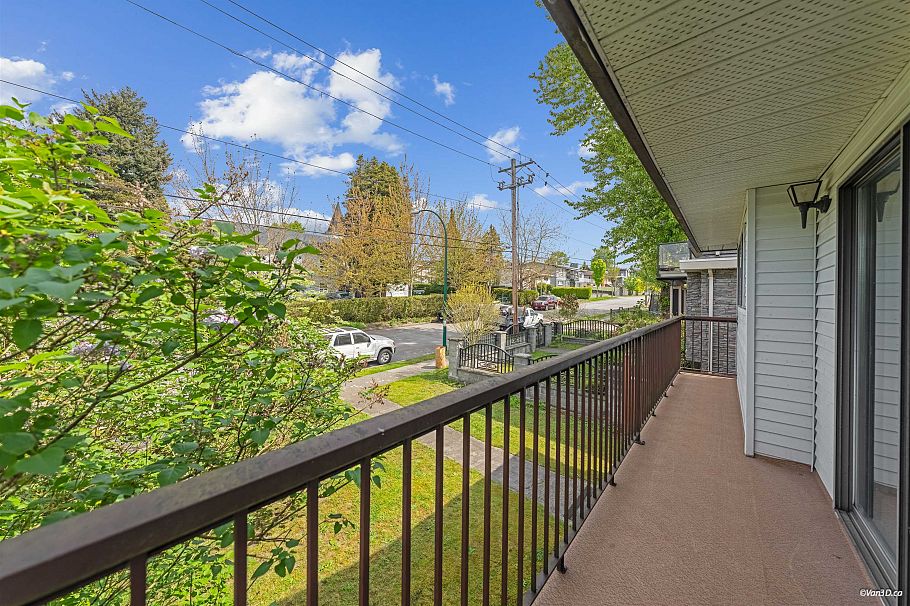 586 E 59th Avenue Vancouver, BC - 9