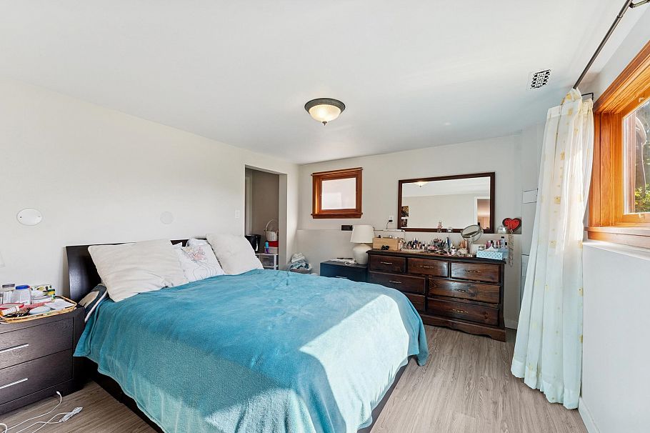 430 W Kings Road North Vancouver, BC - 21