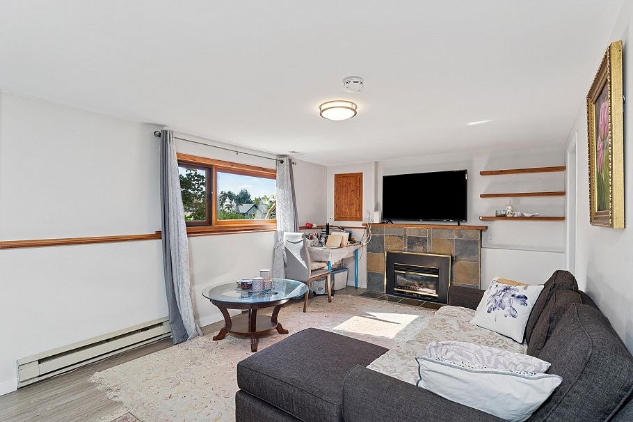 430 W Kings Road North Vancouver, BC - 15