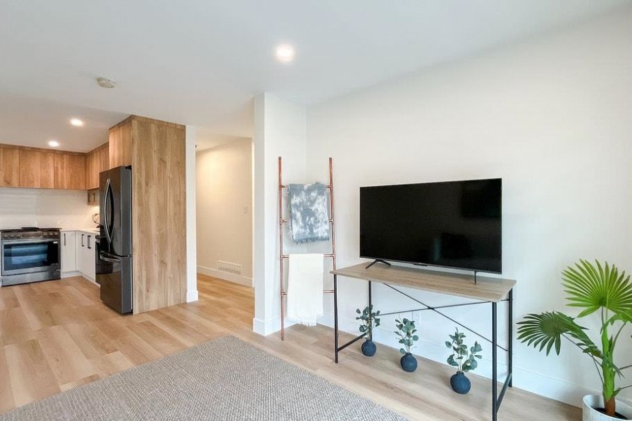 320 E 57th Avenue Vancouver, BC - 3