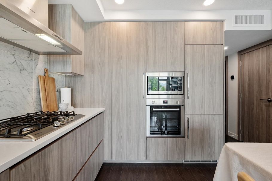 911 8800 Hazelbridge Way Richmond, BC - 8