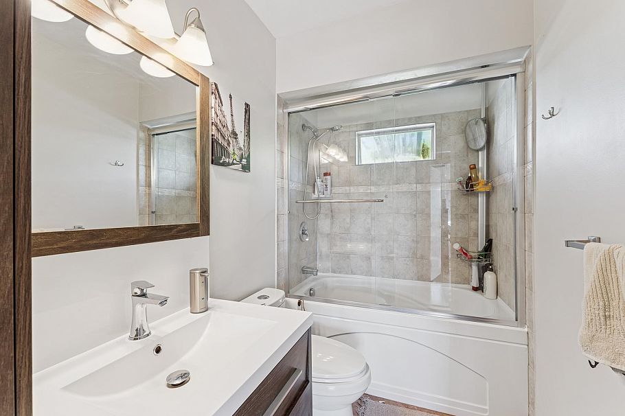 430 W Kings Road North Vancouver, BC - 13
