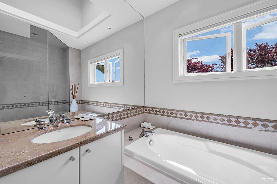 2722 W 31st Avenue Vancouver, BC - 34