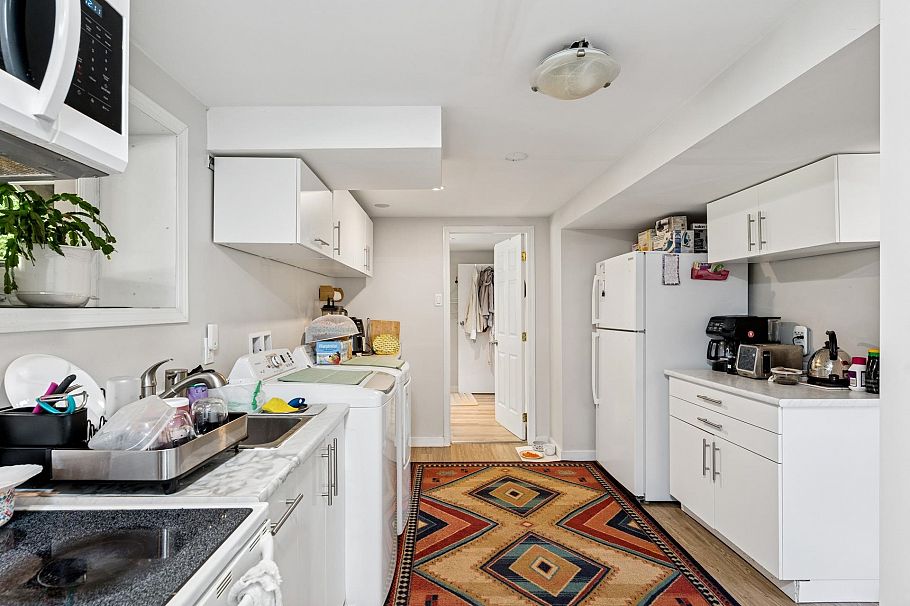 430 W Kings Road North Vancouver, BC - 18