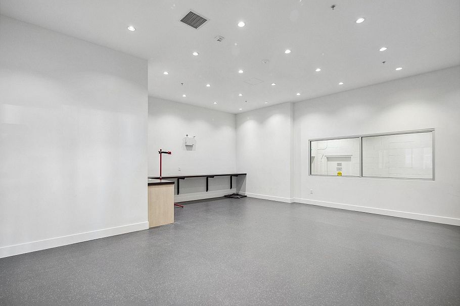 204 711 W 14th Street North Vancouver, BC - 32