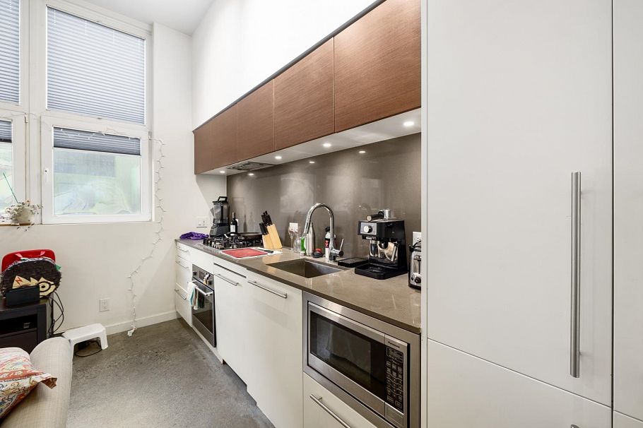 208 150 E Cordova Street Vancouver, BC - 4