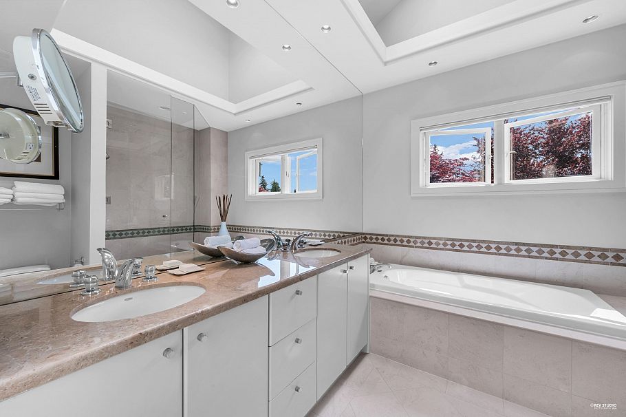 2722 W 31st Avenue Vancouver, BC - 16