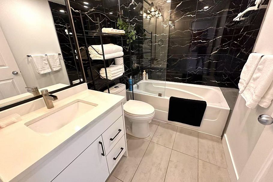 311 555 Abbott Street Vancouver, BC - 2
