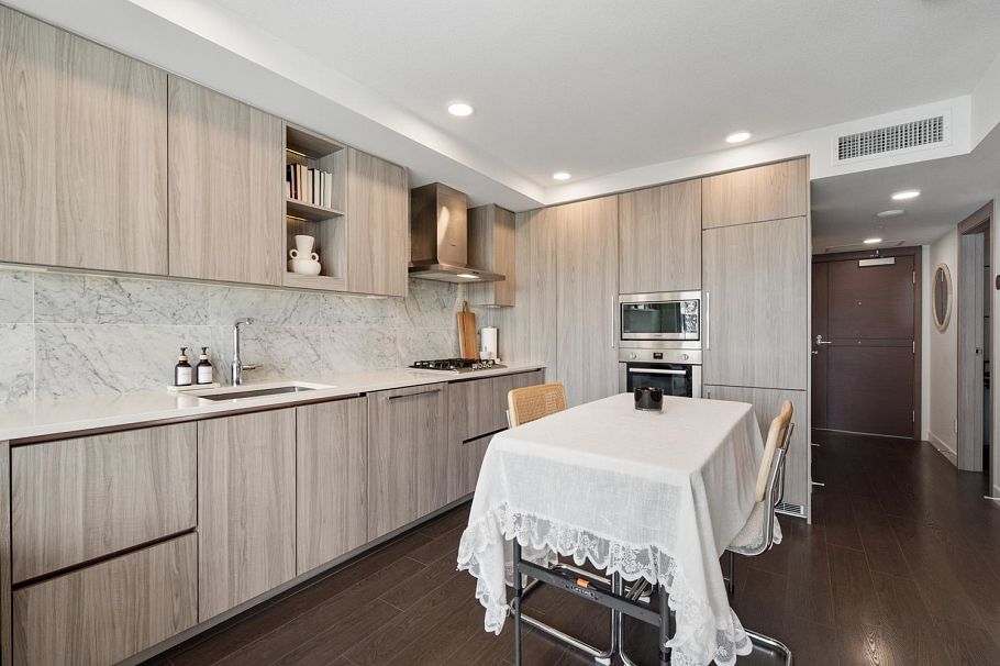911 8800 Hazelbridge Way Richmond, BC - 6