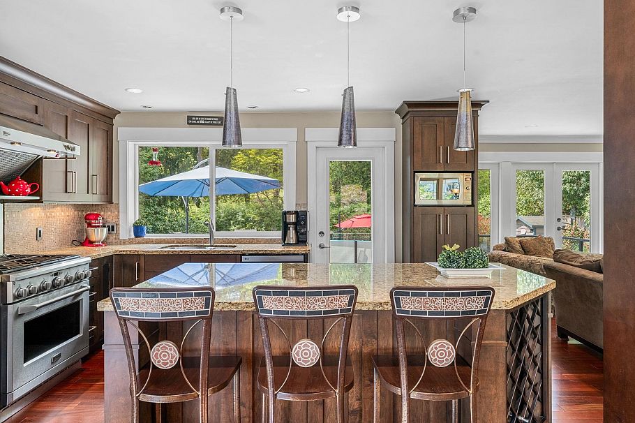 871 Fairway Drive North Vancouver, BC - 2