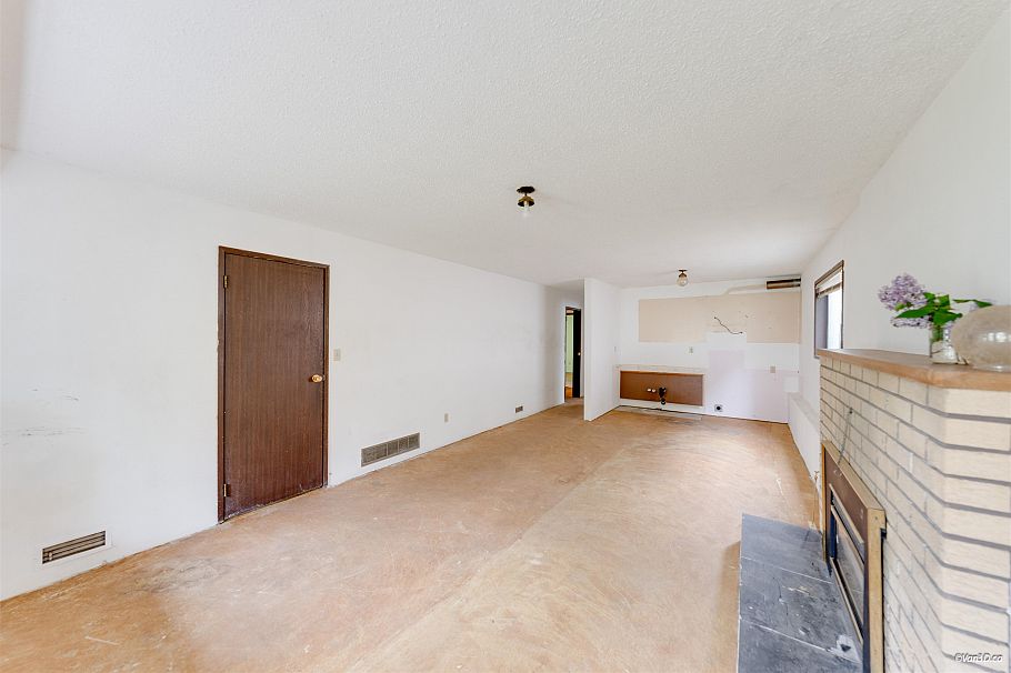 586 E 59th Avenue Vancouver, BC - 4