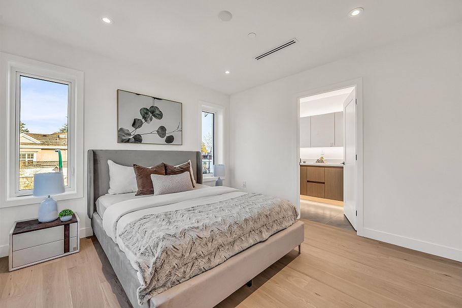 1010 W 52nd Avenue Vancouver, BC - 10