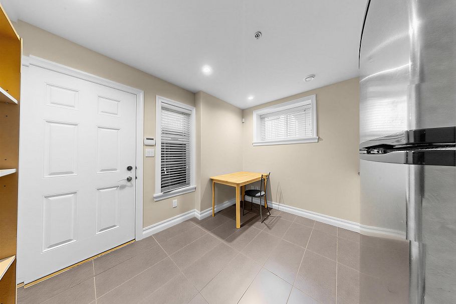 2456 E 45th Avenue Vancouver, BC - 24