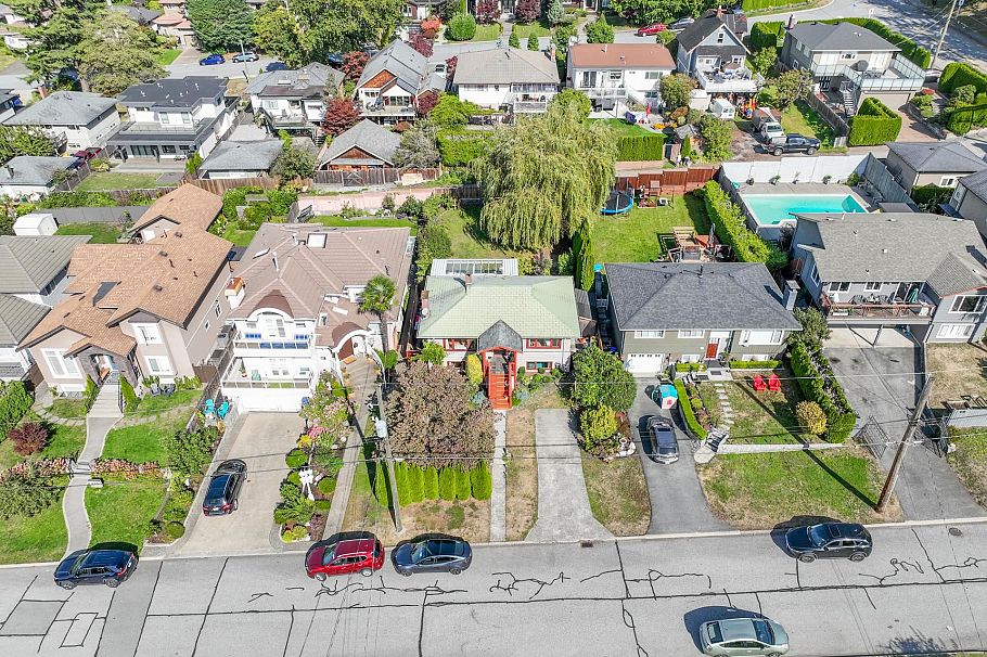 430 W Kings Road North Vancouver, BC - 31