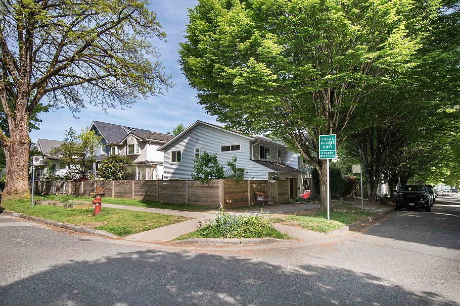 3385 Ontario Street Vancouver, BC - 3