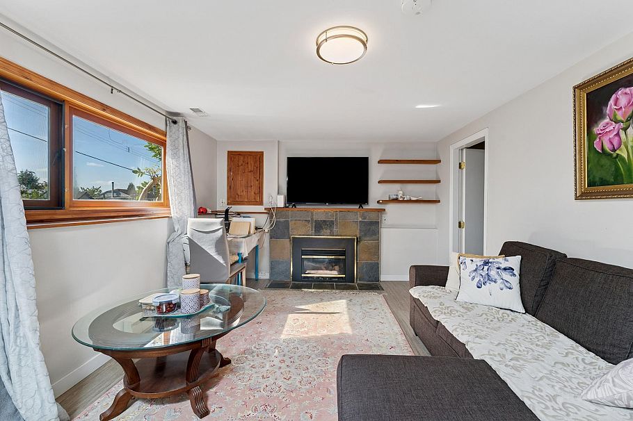 430 W Kings Road North Vancouver, BC - 16