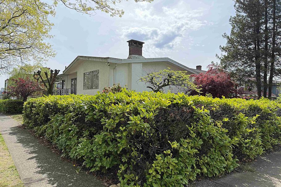 3660 E 22nd Avenue Vancouver, BC - 2