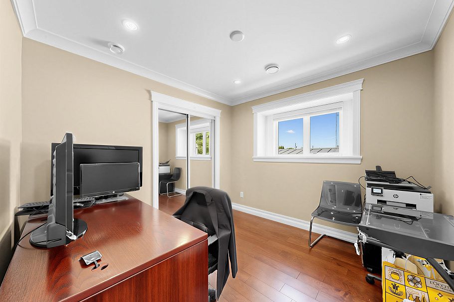 2456 E 45th Avenue Vancouver, BC - 18