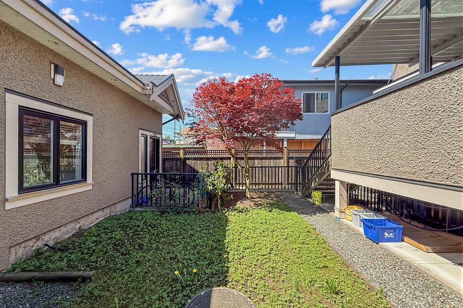 2456 E 45th Avenue Vancouver, BC - 36