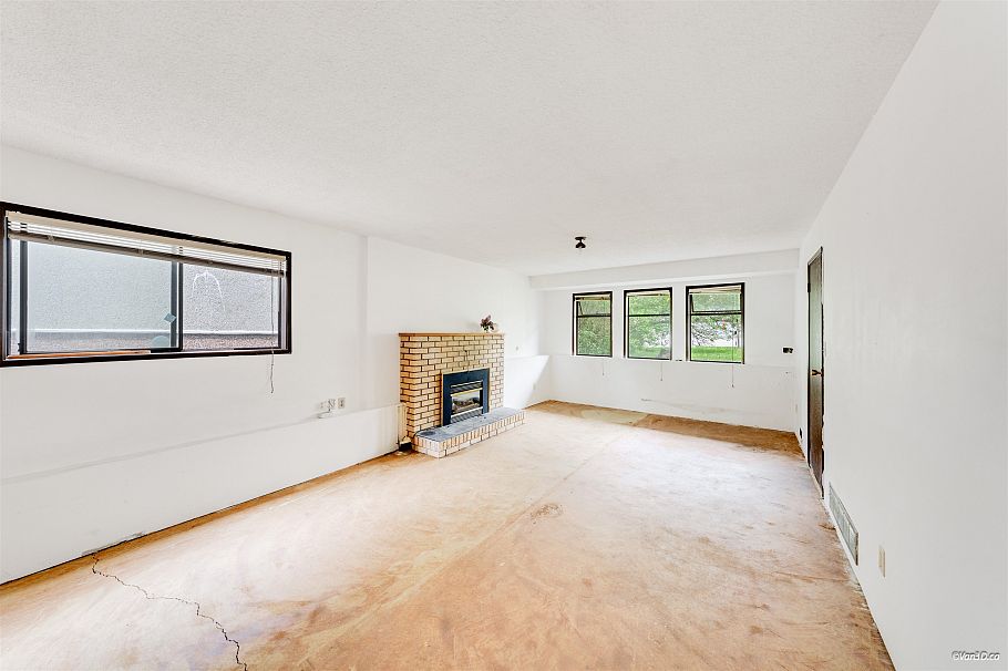 586 E 59th Avenue Vancouver, BC - 5