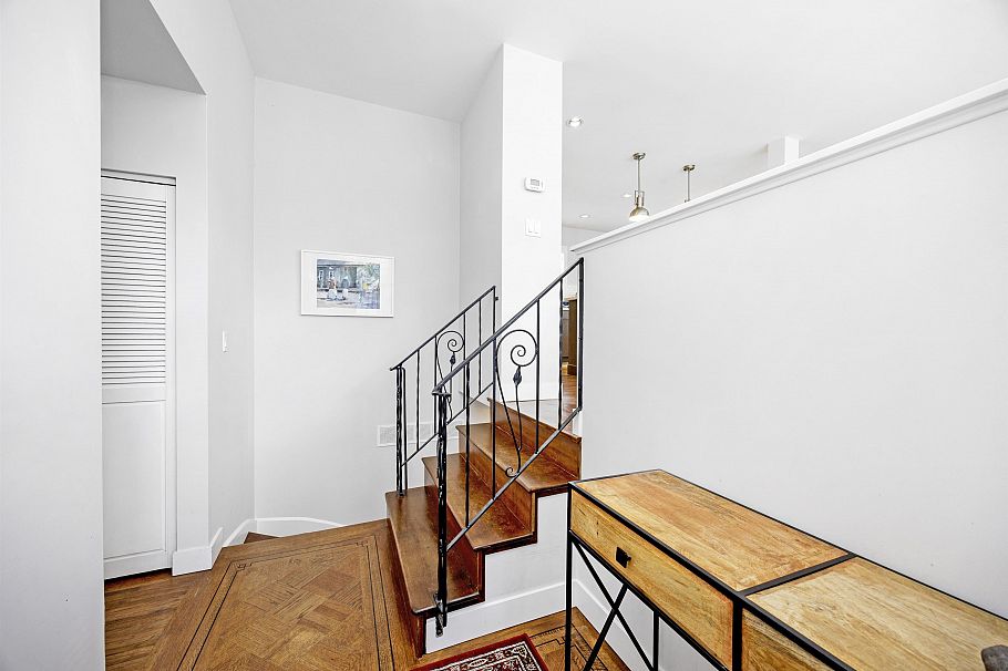 1388 E 20th Street North Vancouver, BC - 11