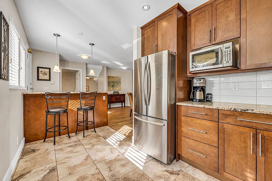 103 245 W 15th Street North Vancouver, BC - 2