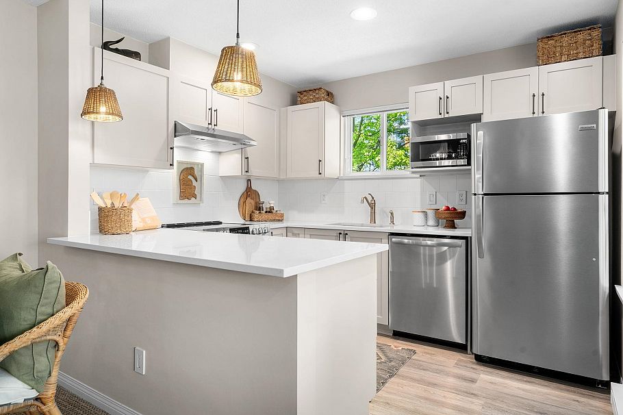 303 365 E 1st Street North Vancouver, BC - 3