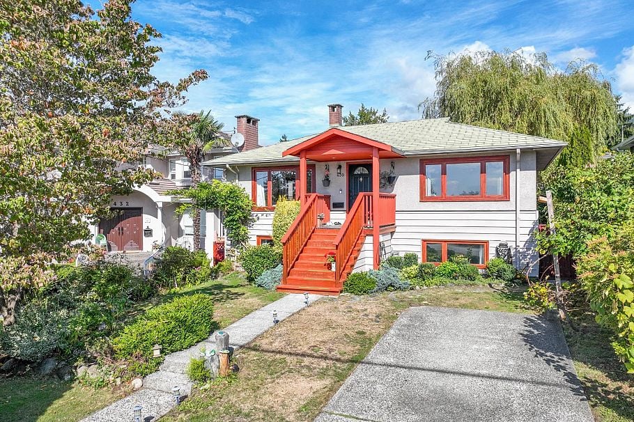 430 W Kings Road North Vancouver, BC - 1