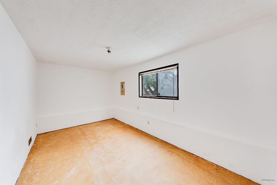 586 E 59th Avenue Vancouver, BC - 6