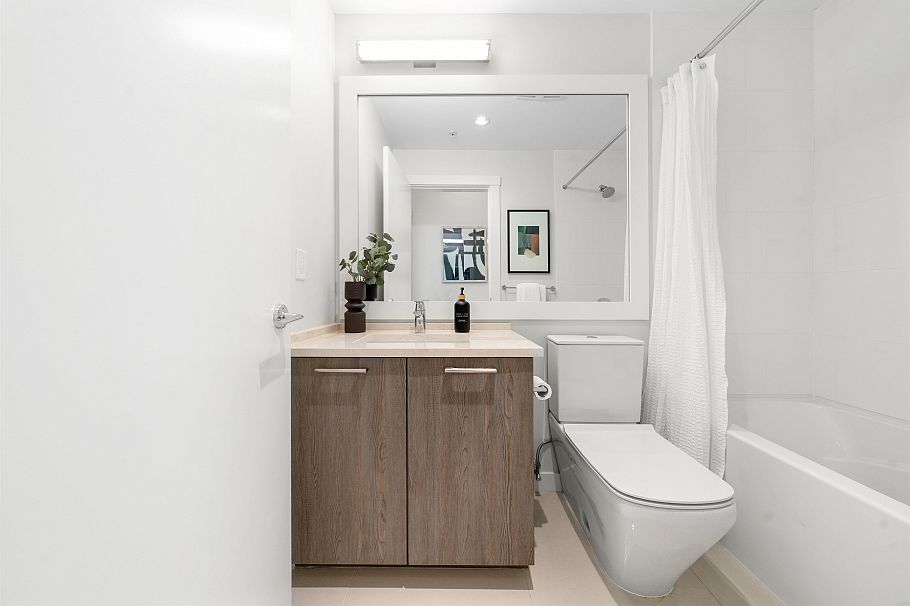 301 123 W 1st Street North Vancouver, BC - 16