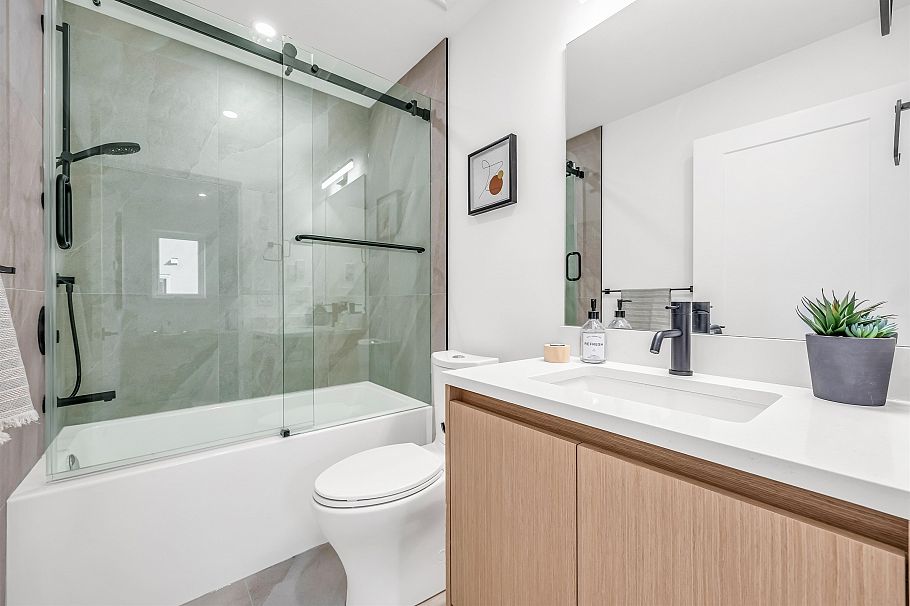 1010 W 52nd Avenue Vancouver, BC - 16