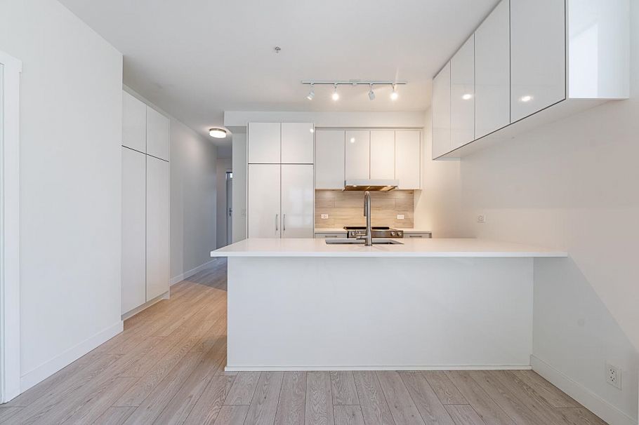 204 711 W 14th Street North Vancouver, BC - 10