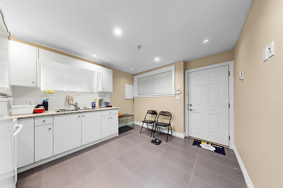 2456 E 45th Avenue Vancouver, BC - 22